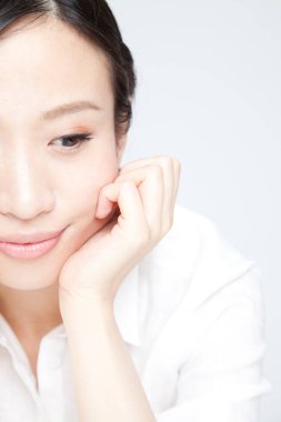 Güzel bir genç kadının portresi, stüdyo fotoğrafı. 