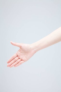 Beyaz arka planda el hareketi yapan kadınların yakın çekimi. 