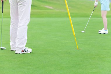 İnsanlar golf oynuyor.