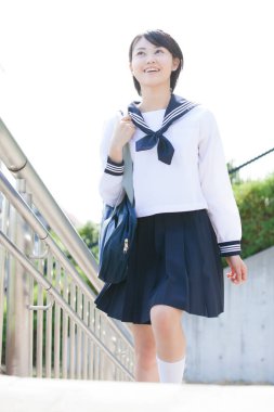 Sırt çantalı Asyalı kız.