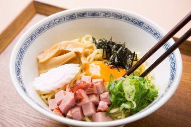 Japon erişteleri beyaz kasede servis edilir.