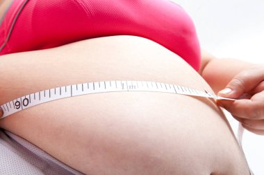 Japon bir kadının portresi aşırı kilolarla mücadele ediyor. Obezite kavramı.