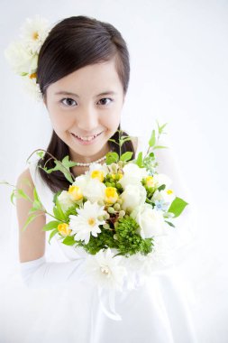 Bir buket çiçekli güzel Japon gelininin portresi