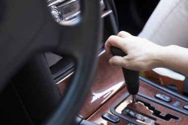 Direksiyon başında direksiyonlu bir adam.