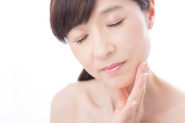 Mükemmel ciltli güzel Japon kadının stüdyo portresi.