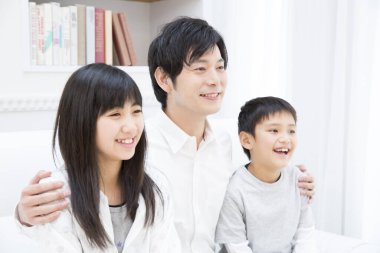 Gülümseyen baba çocuklarla eğleniyor.