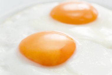 Lezzetli kızarmış yumurtanın yakın plan görüntüsü. 