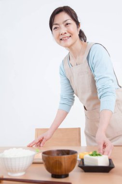 Güzel olgun Japon kadın portresi yemek servisi yapıyor.
