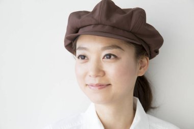 Kahverengi bereli güzel Japon garsonun portresi.