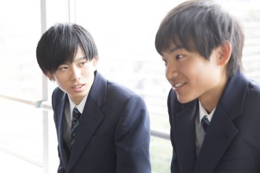 İki öğrenci sohbet ediyor.