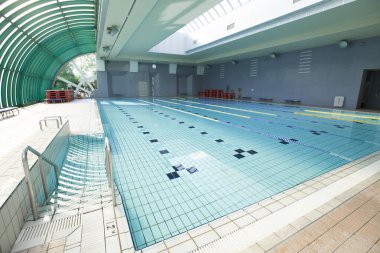 mavi su ile boş Yüzme Havuzu 