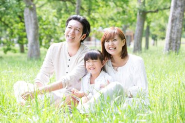 Parktaki genç Asyalı aile.