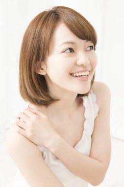 Gülümseyen genç bir Asyalı kadın portresi