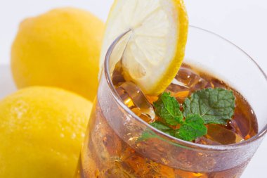 Limonlu buzlu çay kapatır 