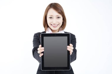 Beyaz arkaplanda izole edilmiş bir tablet gösteren Asyalı kadın 