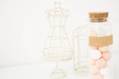 Cam kavanozun yanında şeker tutan dekoratif tel manken.