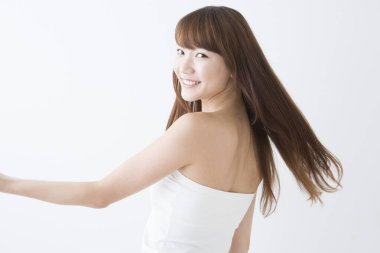 Beyaz arka planda dans eden kadın 