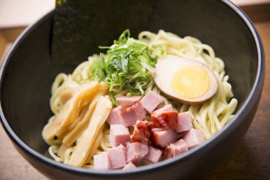 Japon usulü jambonlu ramen, yumurta ve yeşil soğan.. 