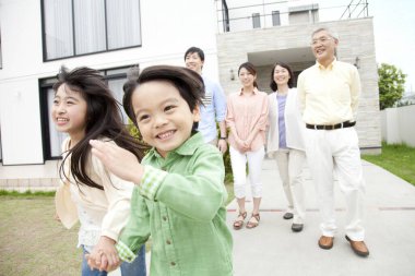 Büyük Asyalı bir ailenin açık hava portresi.