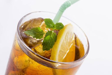 Limon dilimli naneli buzlu çay.