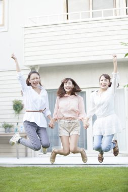 Bahçede zıplayan üç kadın