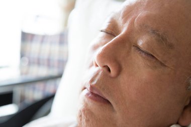 Son sınıf öğrencisi yatakta uyuyor.