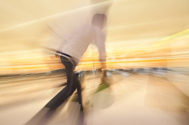 Japon adam salonda bowling oynuyor.