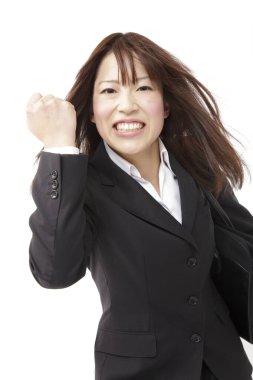 Mutlu genç Asyalı kadın başarıyı kutluyor.