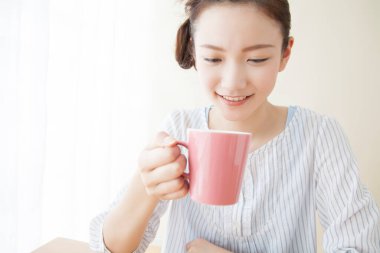 Asyalı kadın kahve içme