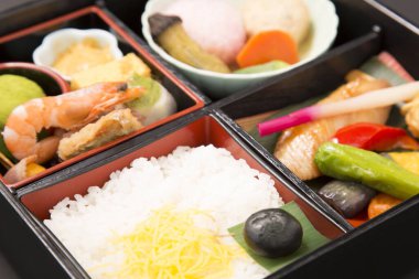 Bento 'da çeşitli lezzetli Asya yemekleri.