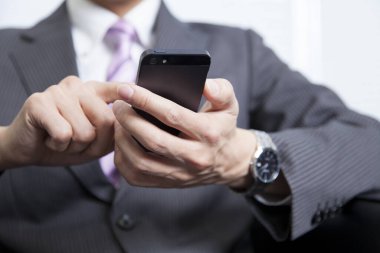 Akıllı telefon kullanarak iş adamını kapat, seçici odaklanma