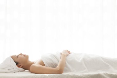 güzel Asyalı kadın masaj masanın üzerinde yatan