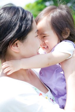 Mutlu Japon anne ve çocuğu güneşli bir günde birlikte vakit geçiriyorlar.