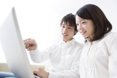 Bilgisayar kullanan genç bir çift.