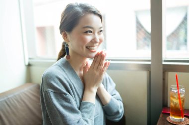 Kafede buzlu çay içip dua eden bir kadın. 