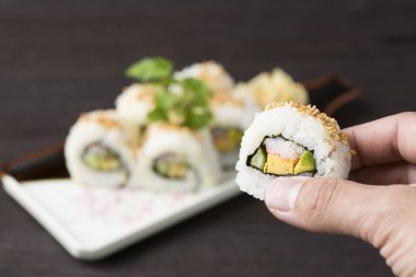 Geleneksel lezzetli suşi seti. Suşi menüsü. Japon mutfağı, restoran. Deniz ürünleri, Asya yemekleri.