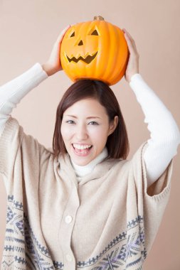 Cadılar bayramı için balkabaklı Asyalı kadın, stüdyo fotoğrafı.