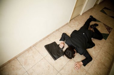 İş adamı yerde uyuyor. 