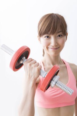 Sportif Japon kadın portresi. Spor salonundaki Asyalı kız, beyaz bir geçmişi var. Sağlıklı yaşam tarzı kavramı 