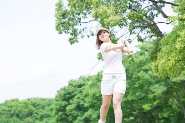 Güzel Asyalı kadın golfçü