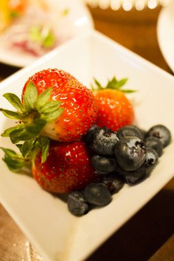 Tabakta taze çilek ve yaban mersini.