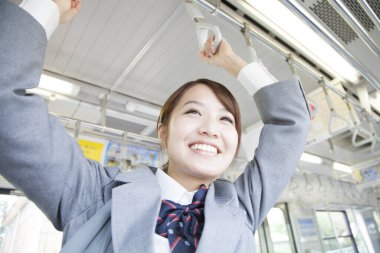 Arka planda trendeki genç Japon kız.