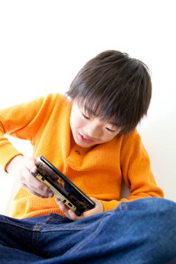 Akıllı telefonu olan genç bir çocuk. 