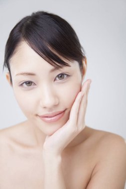 Temiz tenli güzel bir kadının portresi. güzellik tedavi konsepti, kozmetoloji ve spa 