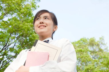 Yaz günü güzel Japon kız öğrencileri