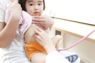 Doktorun portresi bebeğin kalp atışlarını kontrol ediyor. 