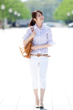 Açık havada güzel bir kadının portresi.