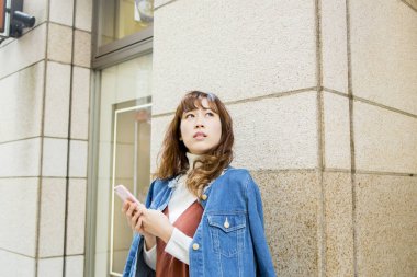 Sokakta cep telefonu kullanan kadın 