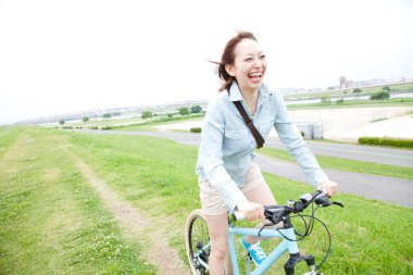 Bisiklet süren genç bir kadın