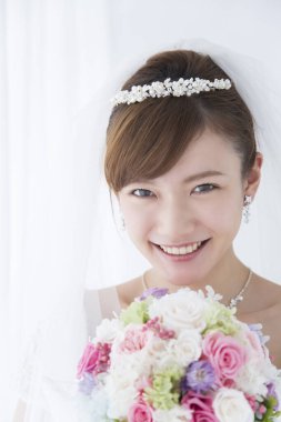 Beyaz arka planda izole edilmiş, düğün buketi olan güzel gelin.